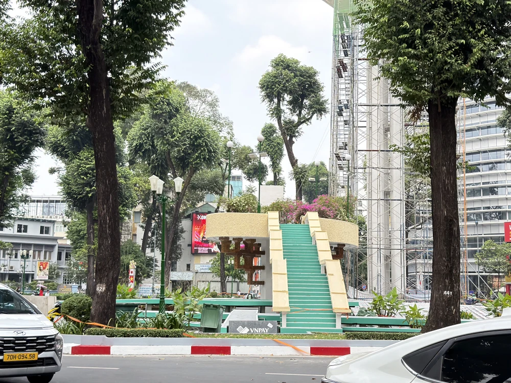 Hồ Con Rùa đang được chỉnh trang