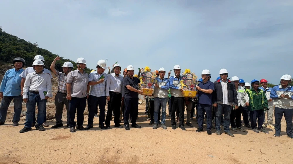 thi-cong-xuyen-le-02-spc.jpg