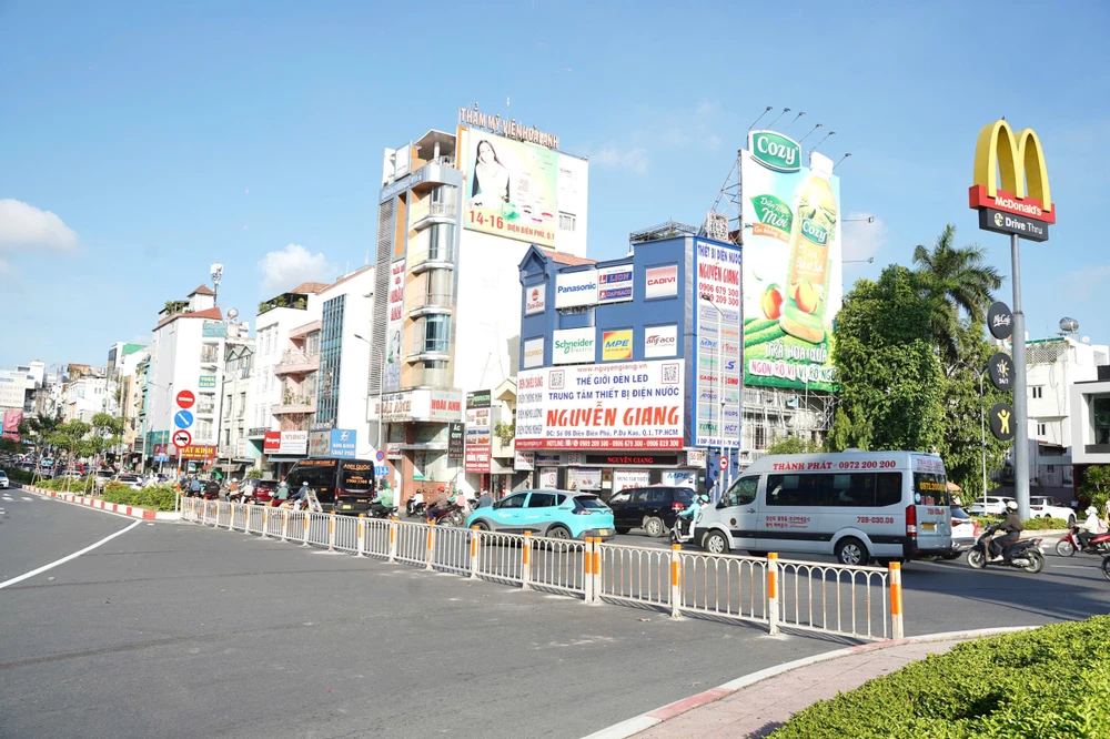 2-vong-xoay-dien-bien-phu.jpg