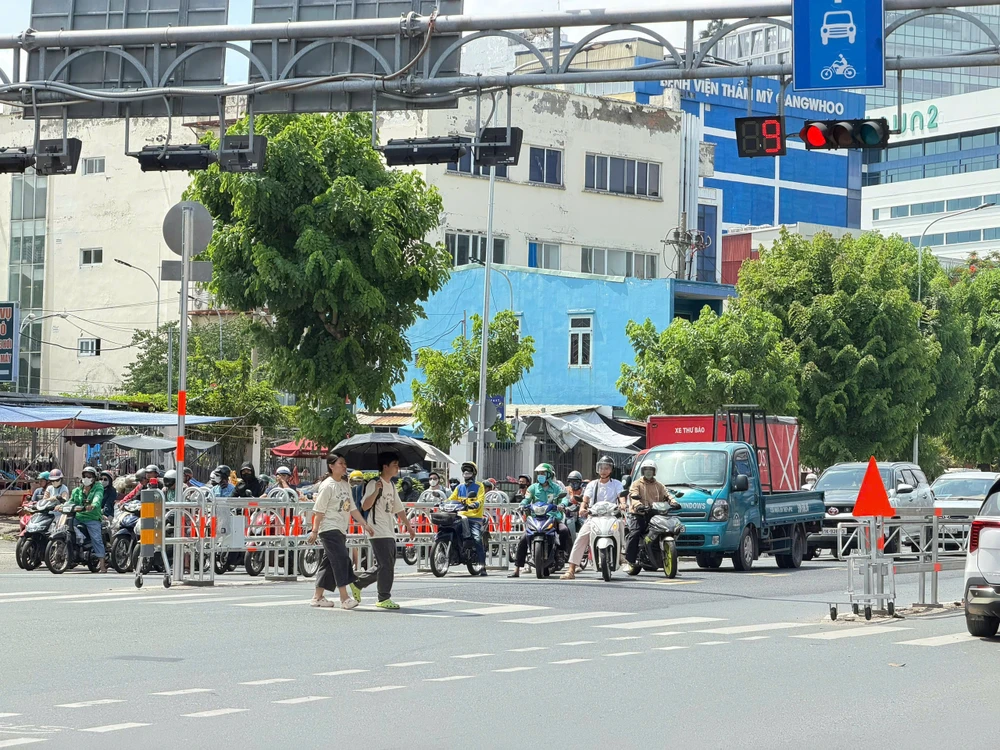 4-1-dai-phan-cach-tu-dong-1.jpg