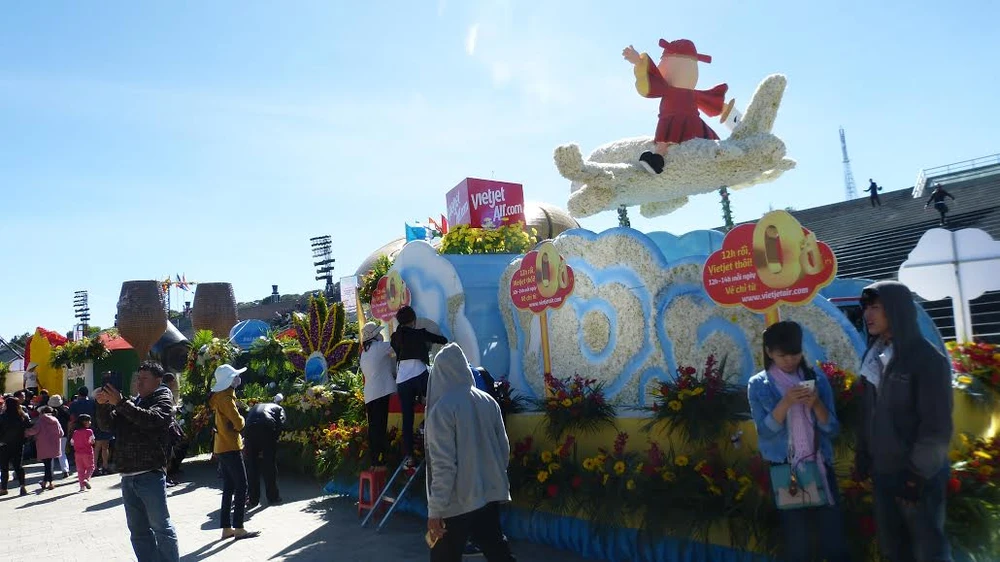 Hàng chục ngàn người đổ về Đà Lạt thưởng thức 'tiệc hoa' ảnh 3