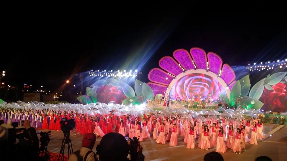 Hàng chục ngàn người đổ về Đà Lạt thưởng thức 'tiệc hoa' ảnh 5