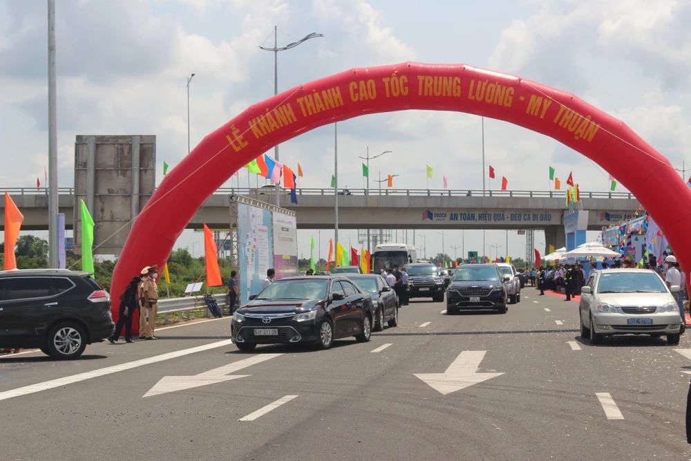 Các phương tiện được di chuyển trên cao tốc. Ảnh: ĐÔNG HÀ Các phương tiện được di chuyển trên cao tốc. Ảnh: ĐÔNG HÀ