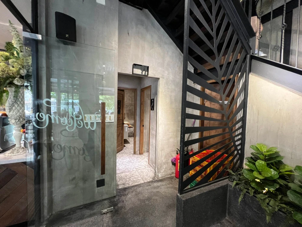 Nhà vệ sinh bên trong 1 quán cà phê mà quận Phú Nhuận vận động phục vụ miễn phí cho người dân và du khách