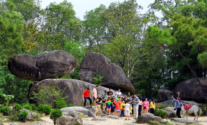 Hòn Trống Mái, TP Sầm Sơn là điểm đến của du khách. Ảnh: ĐẶNG TRUNG