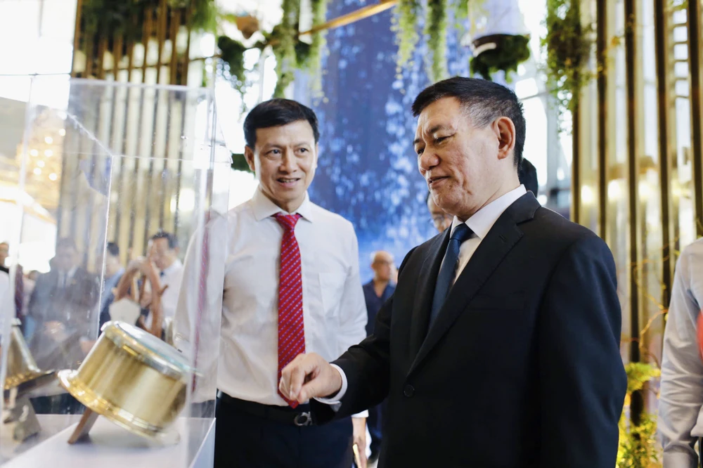 Phó Thủ tướng Chính phủ Hồ Đức Phớc (bên phải ảnh) thăm quan bên trong tòa nhà Saigon Marina IFC- Ảnh: BTC