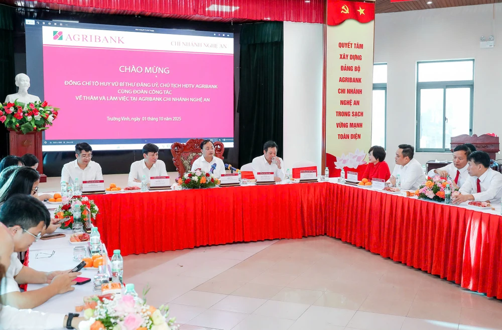 Chủ tịch HĐTV Agribank làm việc với các chi nhánh trên địa bàn tỉnh Nghệ An, chỉ đạo khắc phục hậu quả bão số 10.jpg