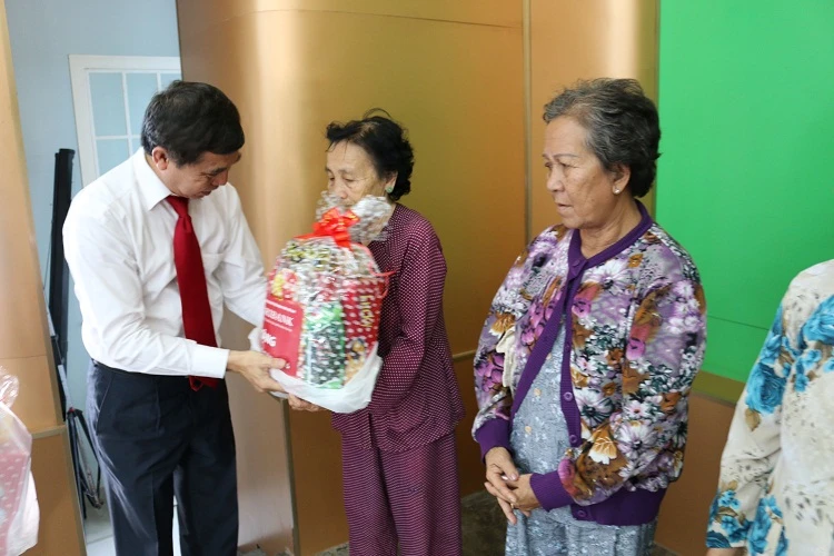 Agribank trao quà tết cho hộ nghèo tại Bình Chánh, Cần Giờ ảnh 1