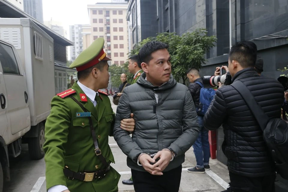Vũ 'nhôm' cùng cựu chủ tịch TP Đà Nẵng đã tới tòa ảnh 4 Vũ 'nhôm' cùng cựu chủ tịch TP Đà Nẵng đã tới tòa ảnh 4