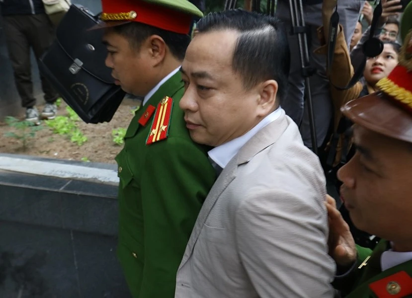 Vũ 'nhôm' cùng cựu chủ tịch TP Đà Nẵng đã tới tòa ảnh 2 Vũ 'nhôm' cùng cựu chủ tịch TP Đà Nẵng đã tới tòa ảnh 2