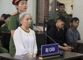 Nữ bị cáo vụ nữ sinh giao gà bị sát hại tóc bạc trắng tới tòa
