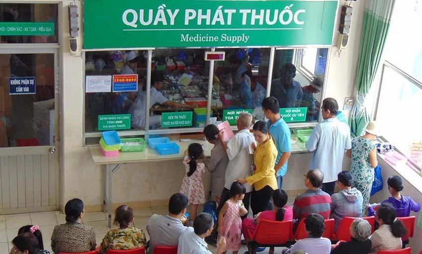Bệnh nhân mua thuốc tại một quầy thuốc của bệnh viện. Ảnh: TRẦN NGỌC