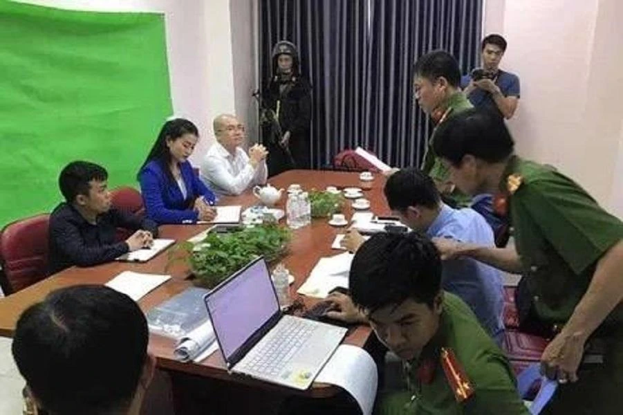 Công an thực hiện các biện pháp tố tụng tại trụ sở Công ty Alibaba ở phường Hiệp Bình Chánh, quận Thủ Đức. Ảnh: TG