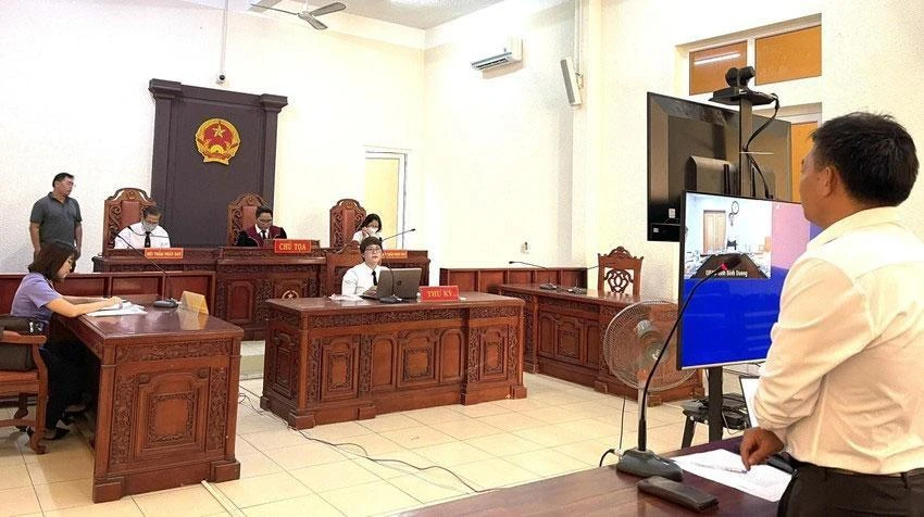 Một phiên tòa hành chính do TAND tỉnh Bình Dương tổ chức trực tuyến mới đây để xử vụ chủ tịch UBND tỉnh này bị người dân khởi kiện. Ảnh: LÊ ÁNH Một phiên tòa hành chính do TAND tỉnh Bình Dương tổ chức trực tuyến mới đây để xử vụ chủ tịch UBND tỉnh này bị người dân khởi kiện. Ảnh: LÊ ÁNH