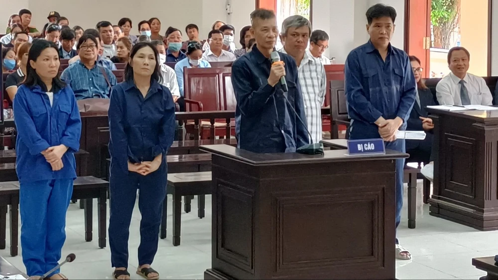 vợ chồng giám đốc lừa bán đất