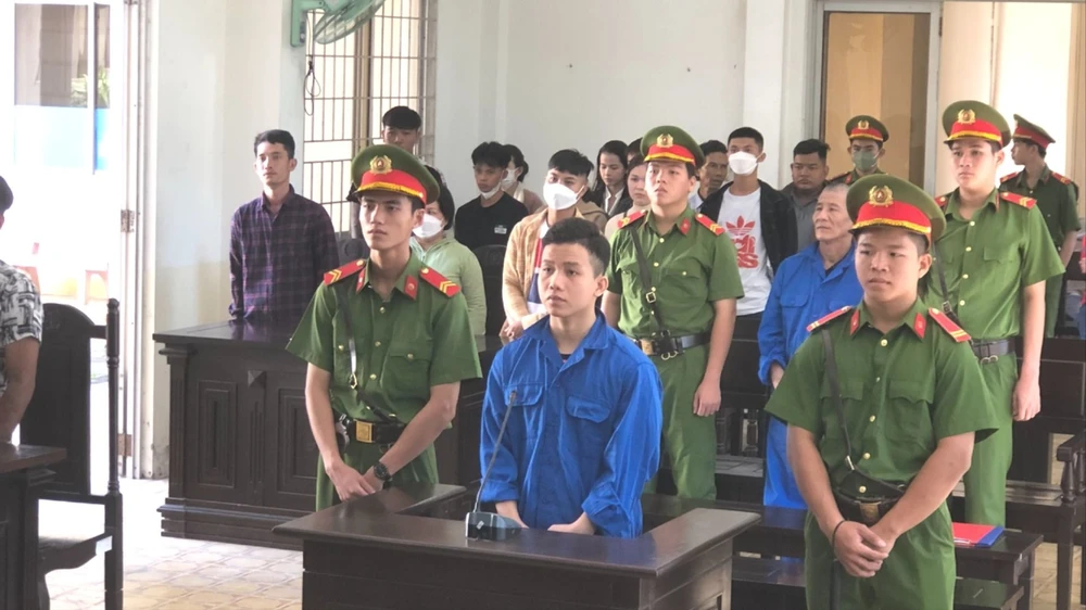 mang súng đi trả thù