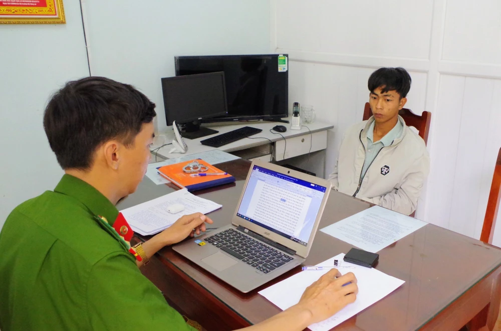 đột nhập nhà hàng xóm phá két sắt trộm nhẫn dây chuyền vàng