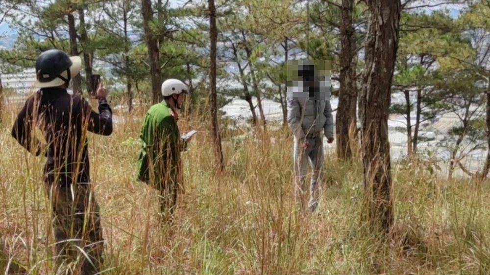 treo cổ trên núi