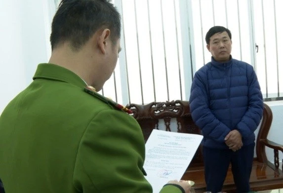 khởi tố chủ tịch xã để cát tặc lộng hành