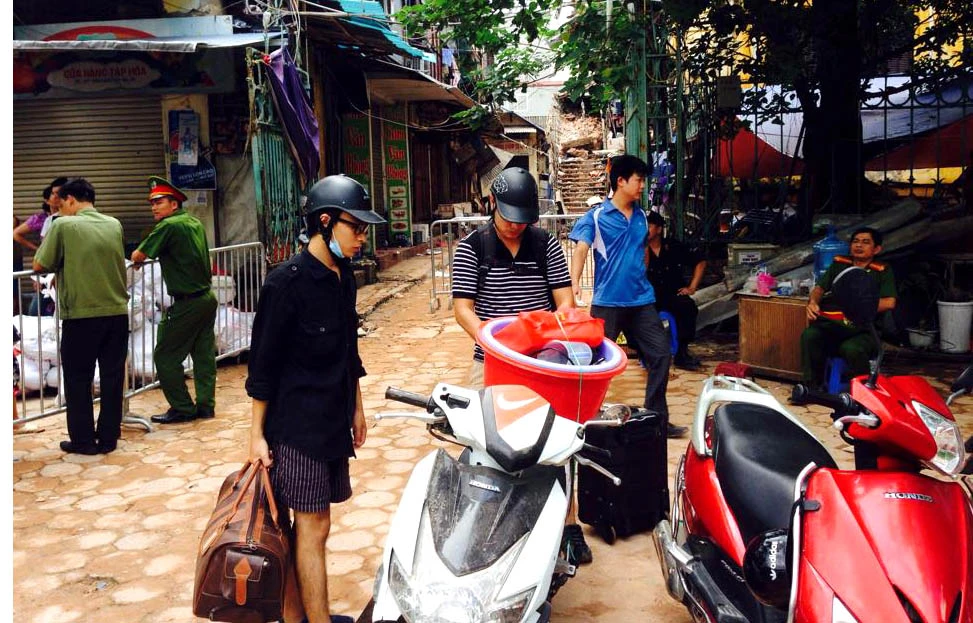 Biệt thự cổ HN sập: người dân lao vào lấy tài sản bất chấp nguy hiểm ảnh 7