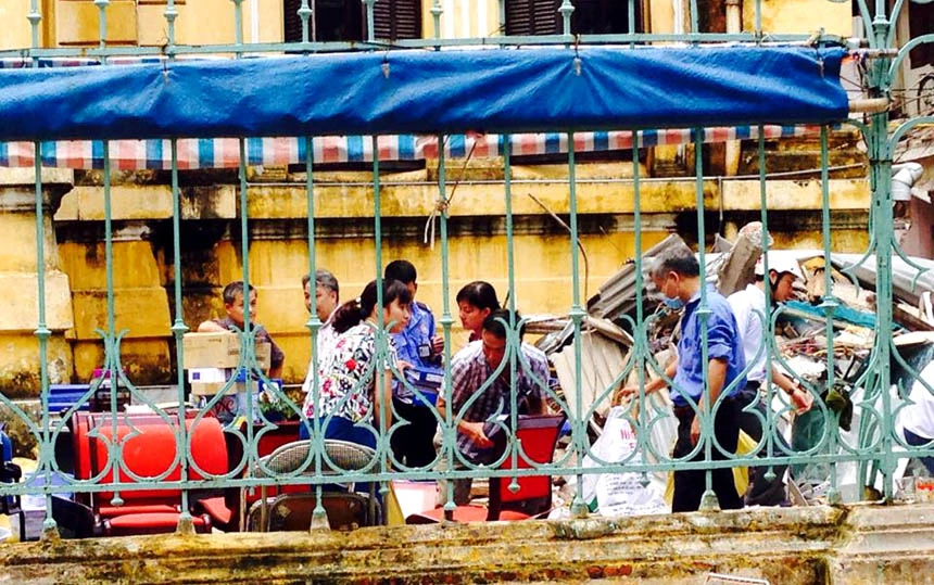 Biệt thự cổ HN sập: người dân lao vào lấy tài sản bất chấp nguy hiểm ảnh 5