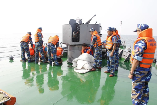 Diễn tập chống cướp biển có vũ khí gay cấn như phim hành động ảnh 6