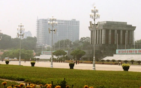 Tòa nhà 8B Lê Trực nhìn từ Quảng trường Ba Đình