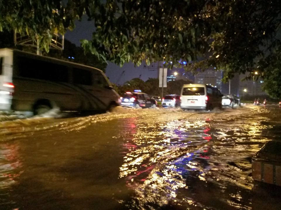 Bão Thần Sét giật cấp 13 áp sát các tỉnh ven biển Bắc Bộ ảnh 2