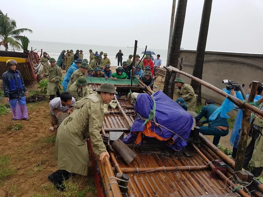 Lực lượng Bộ đội, công an cùng lãnh đạo chính quyền địa phương. Ảnh: T. DUY