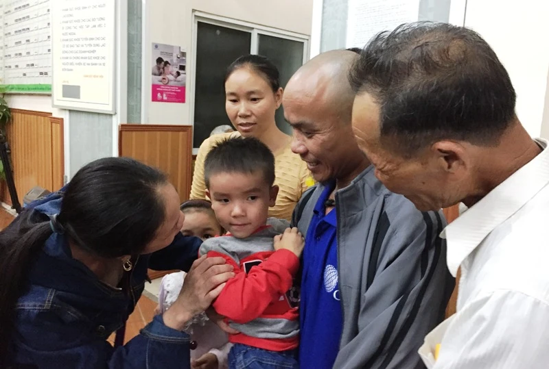 Thuyền Viên Phan Xuân Phương hạnh phúc bên gia đình và con trai sau những ngày tháng xa cách. Ảnh: Đ. TRUNG