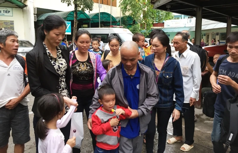 Xúc động ngày trở về sau khi bị cướp biển bắt giữ ảnh 8