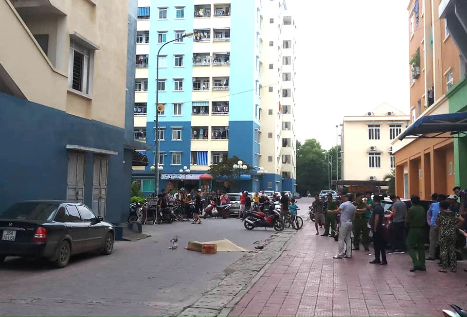Dân chung cư phát hoảng khi người đàn ông rơi từ tầng cao