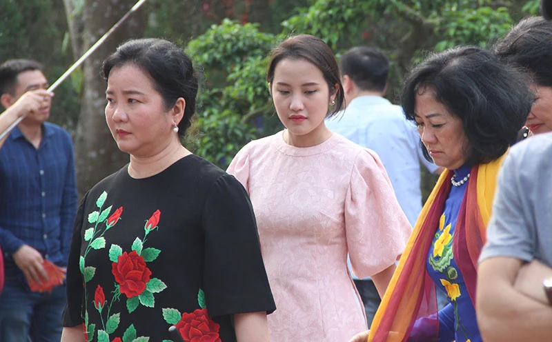 Ngắm những bóng hồng trong tà áo dài trước giờ khai ấn ảnh 2