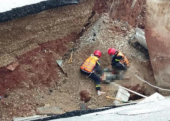 Cận cảnh vụ mố cầu ở Thanh Hóa sập khiến 5 người thương vong ảnh 2