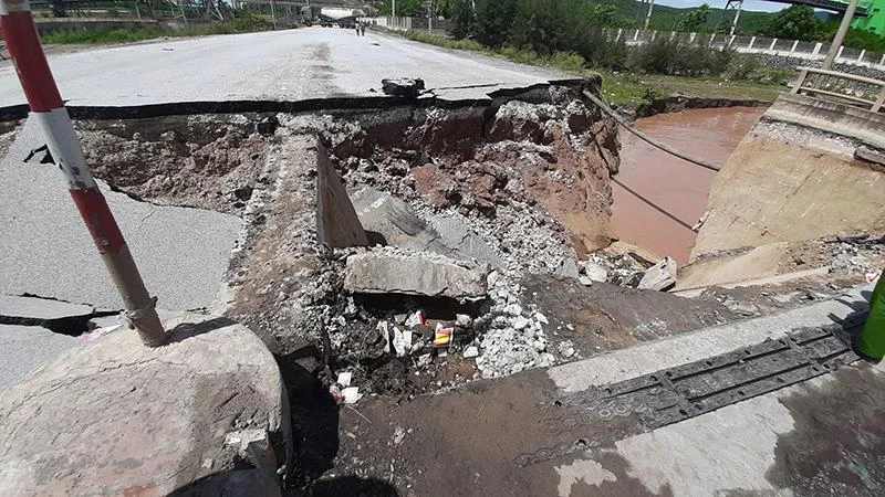 Cận cảnh vụ mố cầu ở Thanh Hóa sập khiến 5 người thương vong ảnh 4