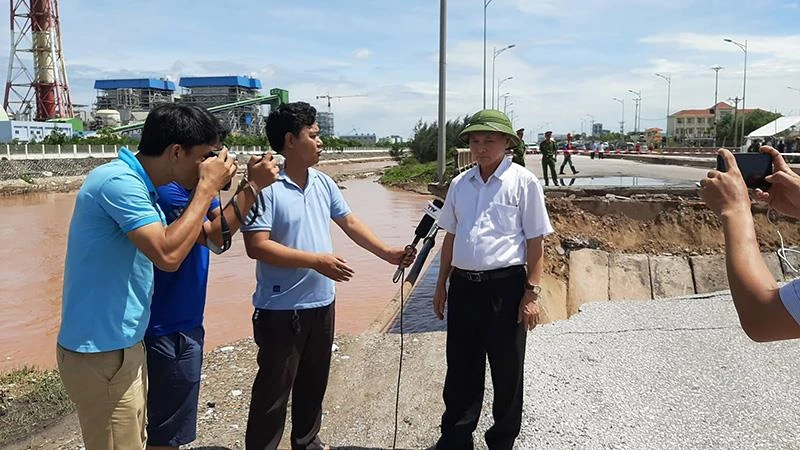 Cận cảnh vụ mố cầu ở Thanh Hóa sập khiến 5 người thương vong ảnh 1