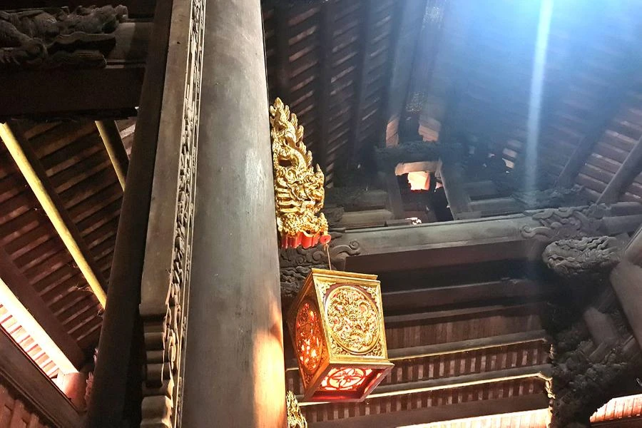 Bên trong Chính điện Lam Kinh đâu đâu du khách cũng có thể thấy vàng, ngay cả những chiếc đèn cũng được thiết kế cách điệu, với những hoa văn cực kì tinh xảo đến từng chi tiết. Ảnh: ĐẶNG TRUNG