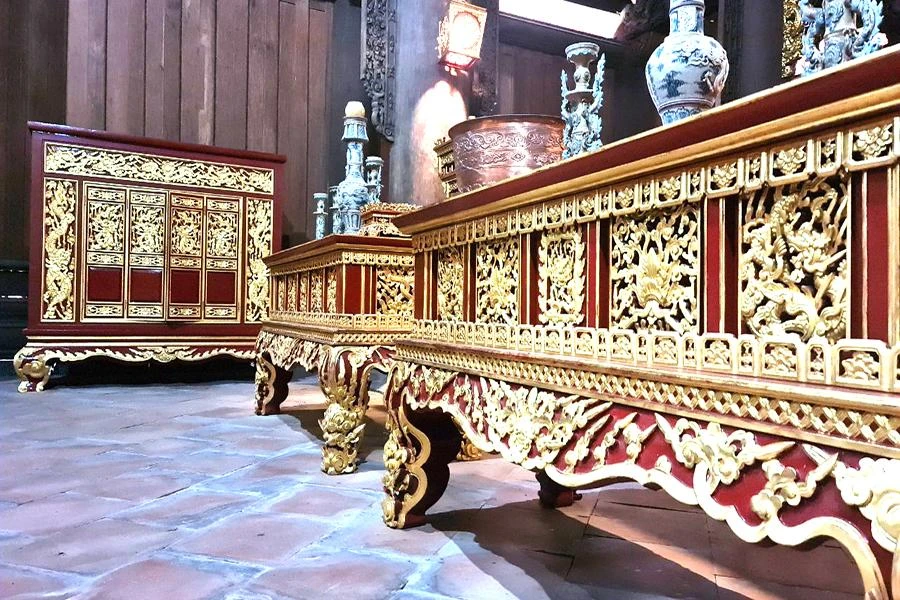 Bên trong Chính điện Lam Kinh khiến du khách ngỡ ngàng bởi những vật dụng được dát vàng bắt mắt. Ảnh: ĐẶNG TRUNG