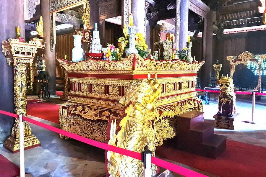 Chính điện Lam Kinh cũng là nơi ở của quan lại và quân lính thường trực trông coi Lam Kinh và khu tập trung lăng mộ của tổ tiên, các vị vua, hoàng thái hậu nhà Lê và một số quan lại trong hoàng tộc. Năm 1994, Thủ tướng Chính phủ đã phê duyệt dự án phục hồi, tôn tạo, bảo tồn và phát huy giá trị Khu Di tích lịch sử Lam Kinh. Ảnh: ĐẶNG TRUNG