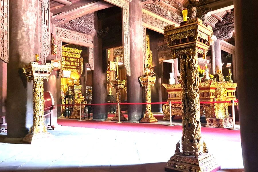 Chính điện Lam Kinh hiện nay đã trở thành công trình kiến trúc bằng gỗ lớn nhất tại tỉnh Thanh Hóa, với khối lượng gỗ lim hơn 2.000m3 xen lẫn giữa cảnh sơn son thếp vàng nguy nga, lộng lẫy. Ảnh: ĐẶNG TRUNG