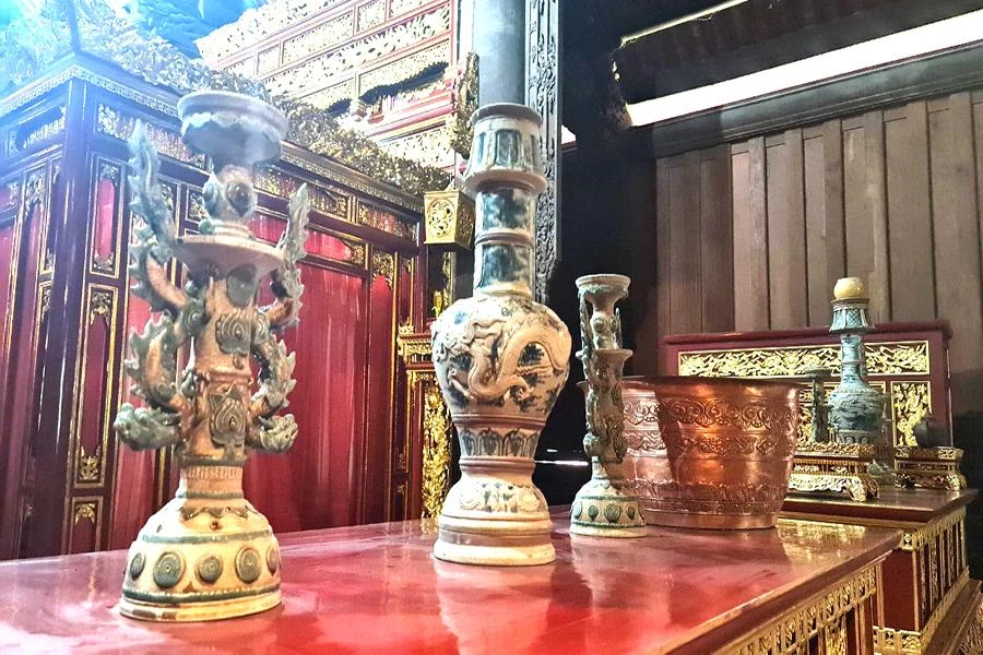 Những vật dụng bên trong chính điện với niên đại thời gian hàng trăm năm trước đây vẫn được giữ nguyên vẹn cho đến tận ngày nay với những hình hoa văn cực kỳ bắt mắt, tinh xảo đến từng chi tiết. Ảnh: ĐẶNG TRUNG