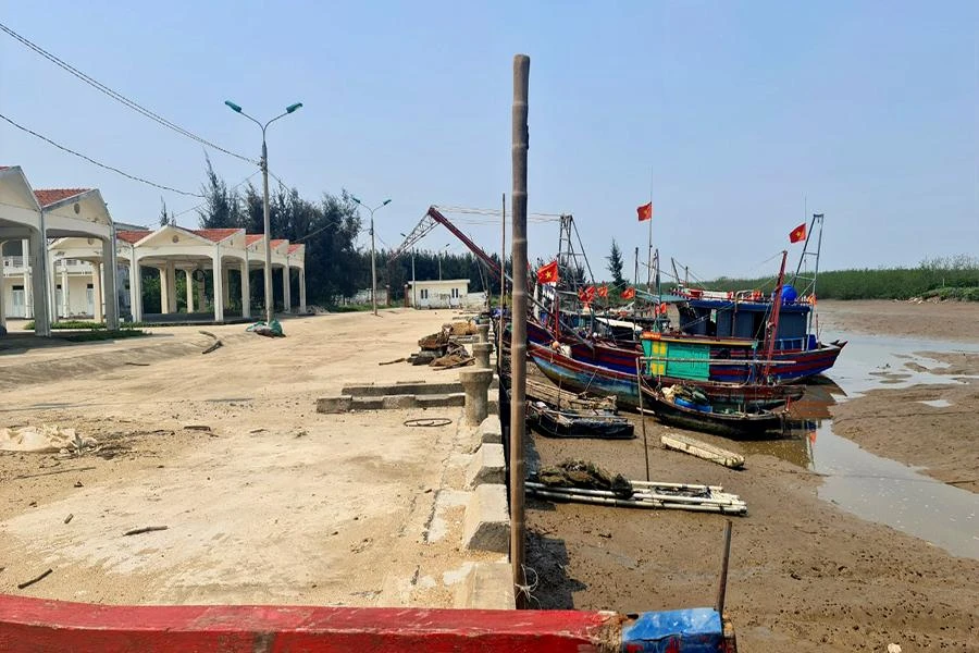 Tàu thuyền mắc kẹt tại cảng. Ảnh: ĐẶNG TRUNG