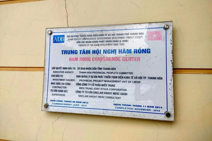 Tường nứt, xuống cấp chỉ sau 8 năm công trình này đưa vào sử dụng thật khiến nhiều người đặt câu hỏi về chất lượng của công trình. Ảnh: ĐẶNG TRUNG