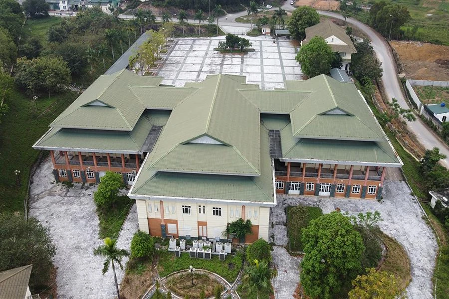 Công trình do Tổng công ty miền Trung là nhà thầu thi công với nhiều hạng mục nhà trung tâm hội nghị, nhà đón tiếp và thông tin, khu nhà nghỉ sinh thái và một số công trình phụ trợ, hạ tầng kỹ thuật khác. Ảnh: ĐẶNG TRUNG