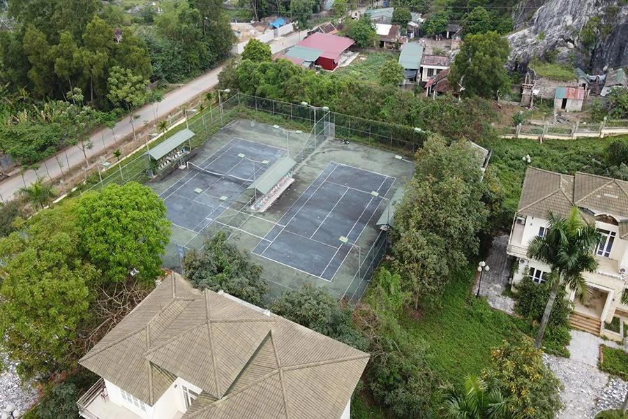 Sân Tennis nằm trong khuôn viên Trung tâm hội nghị cũng trở nên hoang phế, tiêu điều. Ảnh: ĐẶNG TRUNG