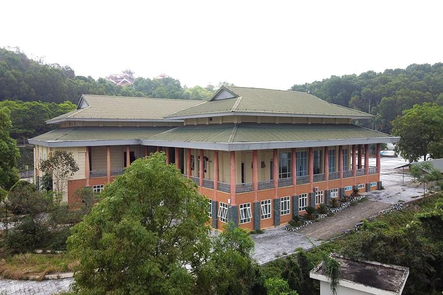 Công trình từng được kỳ vọng là nhằm phục vụ các sự kiện văn hóa lớn của tỉnh và TP Thanh Hóa, tuy nhiên đến thời điểm này công trình đã bị bỏ hoang. Ảnh: ĐẶNG TRUNG