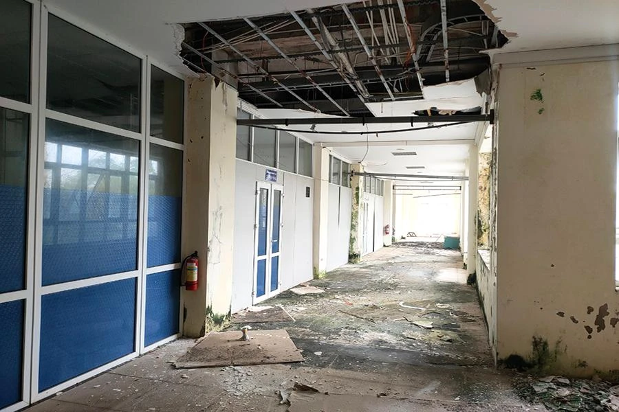 Chủ tịch UBND TP Thanh Hóa Trịnh Huy Triều thông tin Trung tâm Hội nghị Hàm Rồng đang xuống cấp và hiện UBND tỉnh vừa lập đoàn khảo sát và đang xem xét đề xuất đưa một số đơn vị sự nghiệp về tiếp quản. Ảnh: ĐẶNG TRUNG