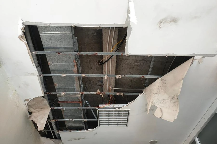 Hình ảnh xuống cấp ở Trung tâm hội nghị Hàm Rồng khiến nhiều người xót xa. Ảnh: ĐẶNG TRUNG