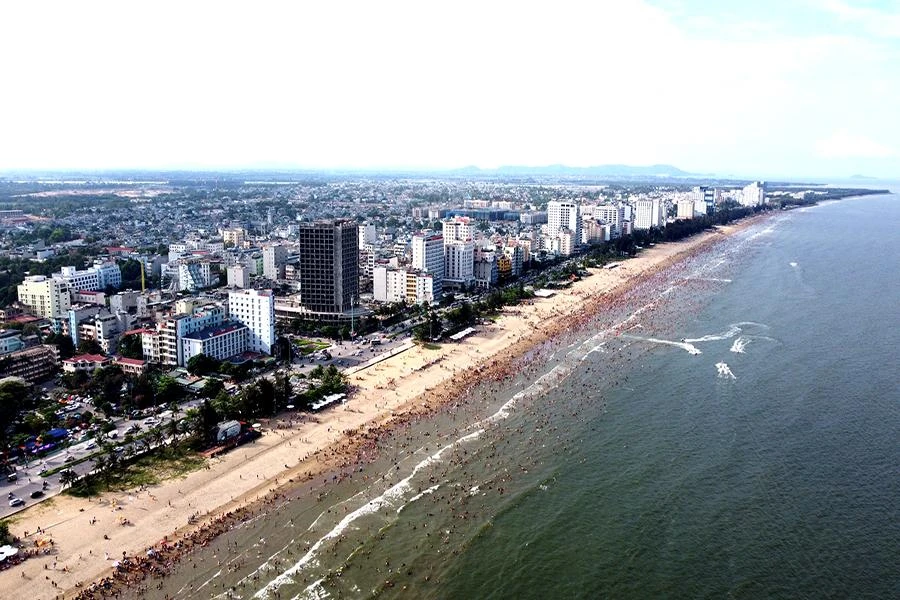 Biển Sầm Sơn được đánh giá là điểm đến hấp dẫn với du khách khi cơ sở hạ tầng được cải thiện, không có tình trạng ép giá, ép khách du lịch. Ảnh: Đ.TRUNG