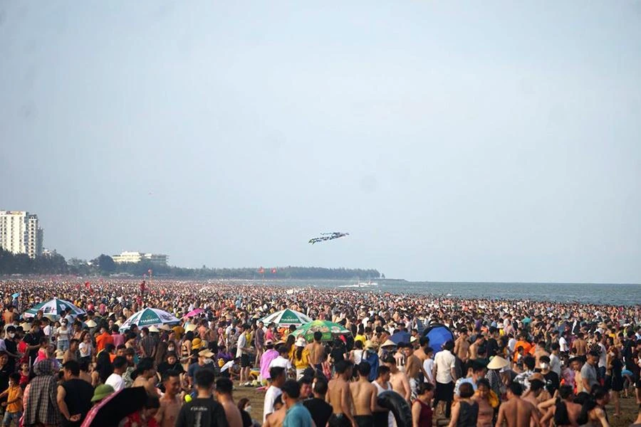 Biển người chen chân ở TP biển Sầm Sơn. Ảnh: Đ. TRUNG